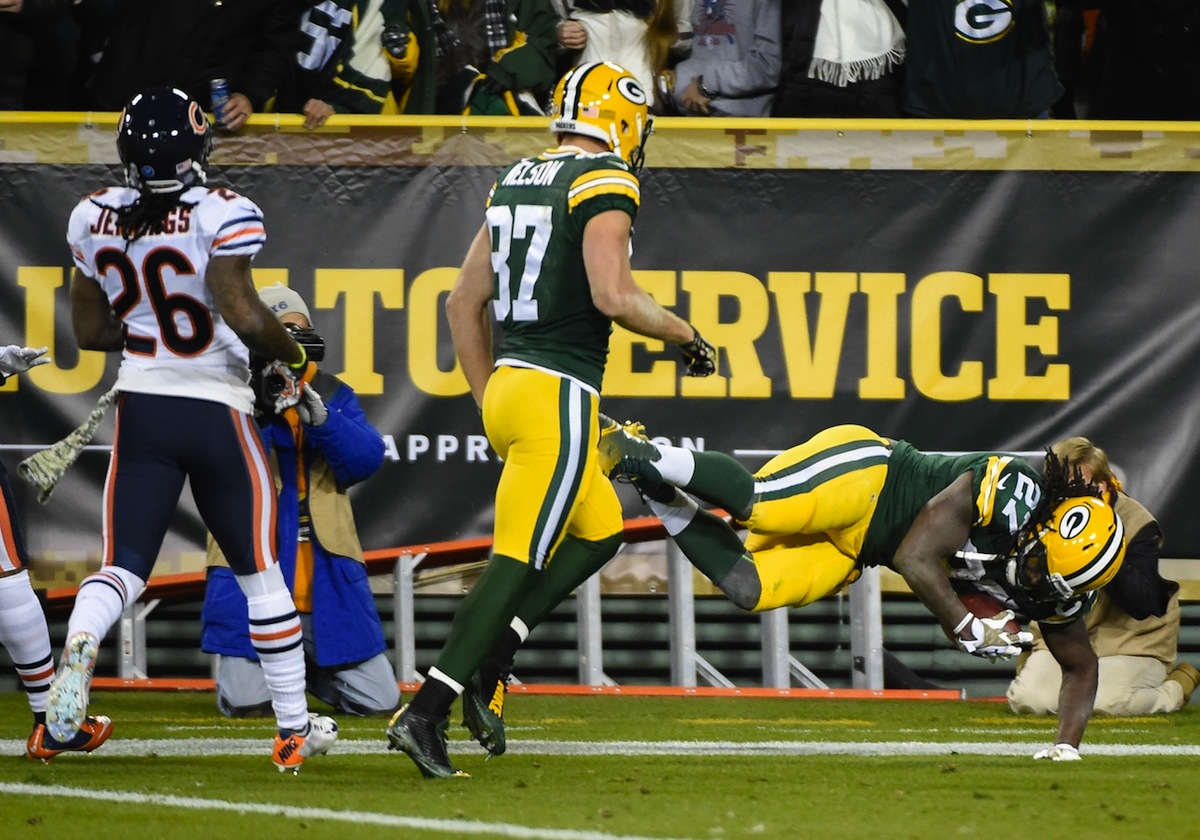 Eddie Lacy scores on a screen pass against the Chicago Bears by Benny Sieu—USA TODAY Sports.
