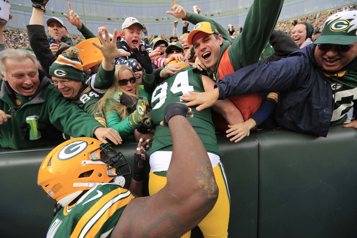 Lowry's first attempt at a Lambeau Leap left a lot to be desired!