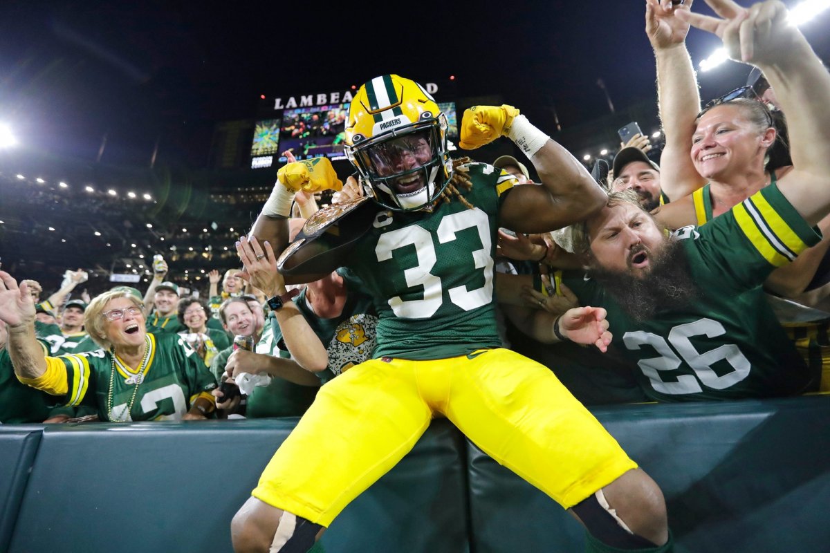 Aaron Jones celebrates a touchdown in the Packers' 27-10 win over the Chicago Bears